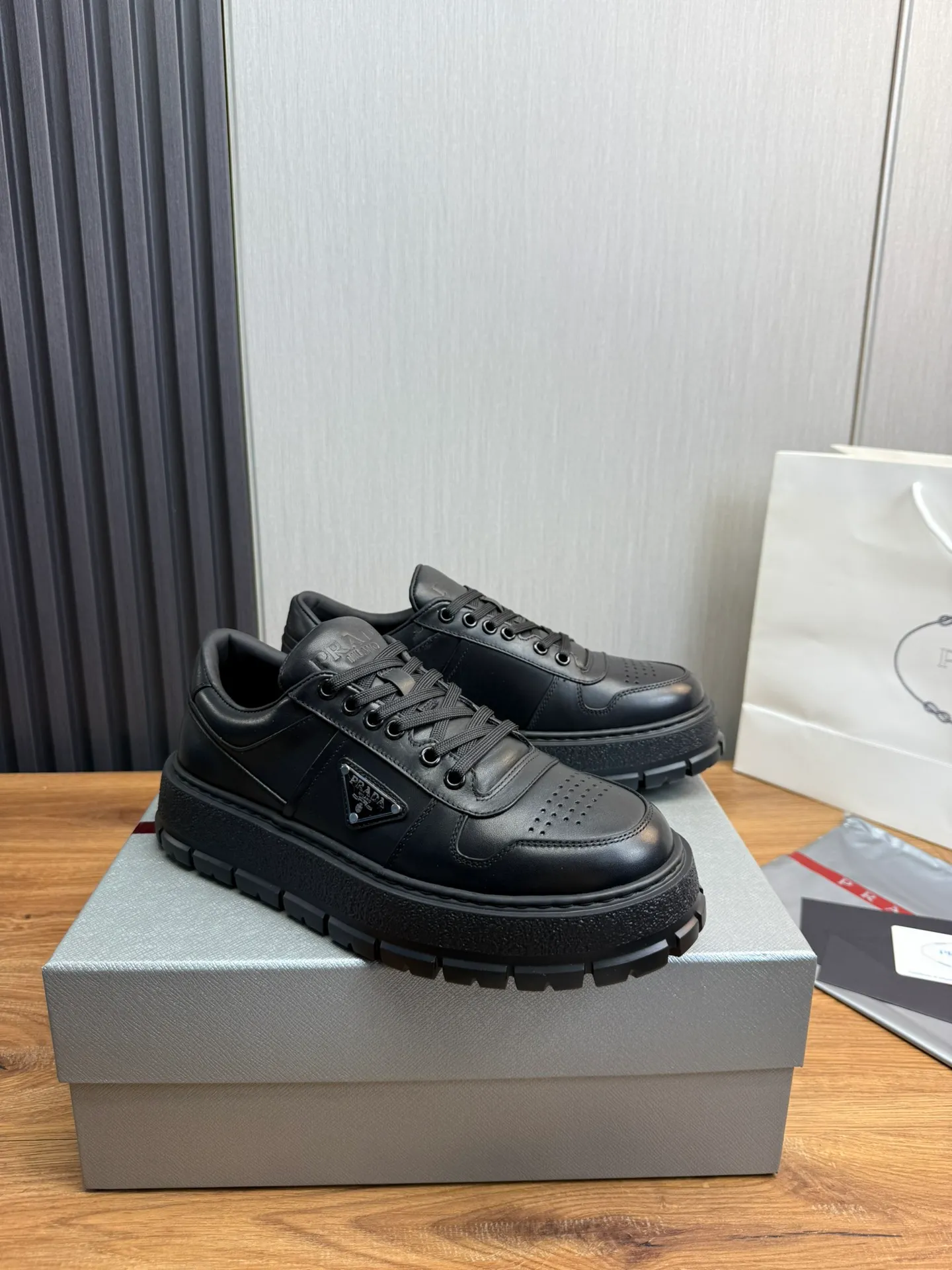 Men's shoes 💰620💰 [PRADA] Autumn and winter hot men's shoes are shipped 👏Official website synchronized ⬆️Original fly-woven cowhide fabric + cowhide lining, 1⃣️:1⃣️reproduction, original sole, 38-45 (45. Customized, non-refundable)